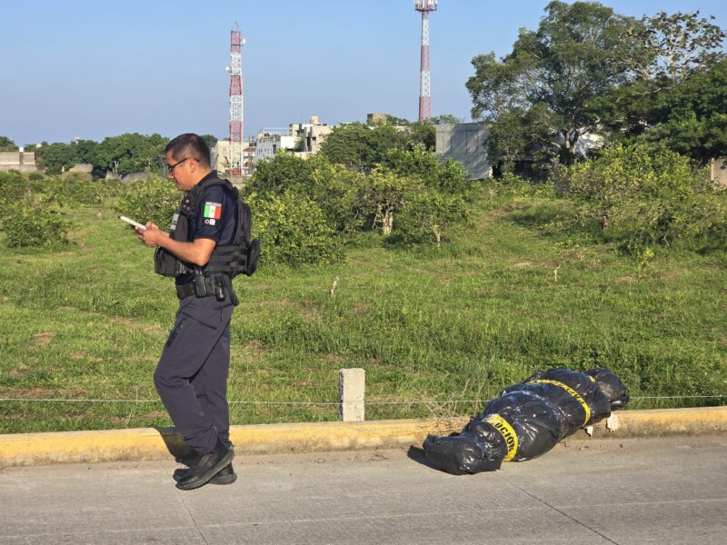Muñeco embolsado moviliza corporaciones policíacas