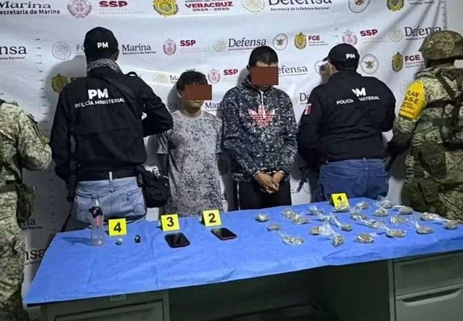 Dos personas detenidas y objetos asegurados en operativo de cateo con fuerzas federales en Martínez de la Torre