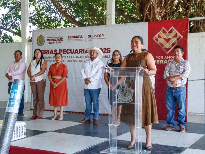 Química Alfa Citlalli encabeza entrega del programa de cría de aves