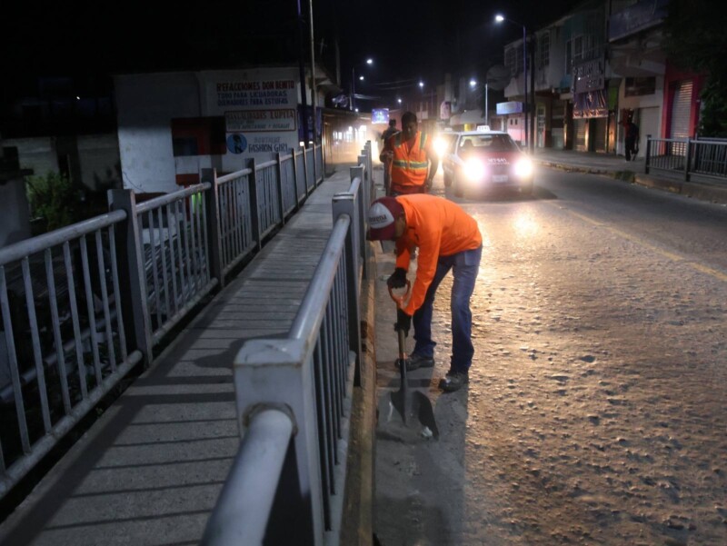 Gobierno Municipal aplica saneamiento básico en el Puente Martínez