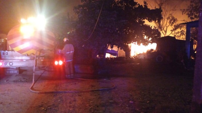 Incendio arrasa con vivienda