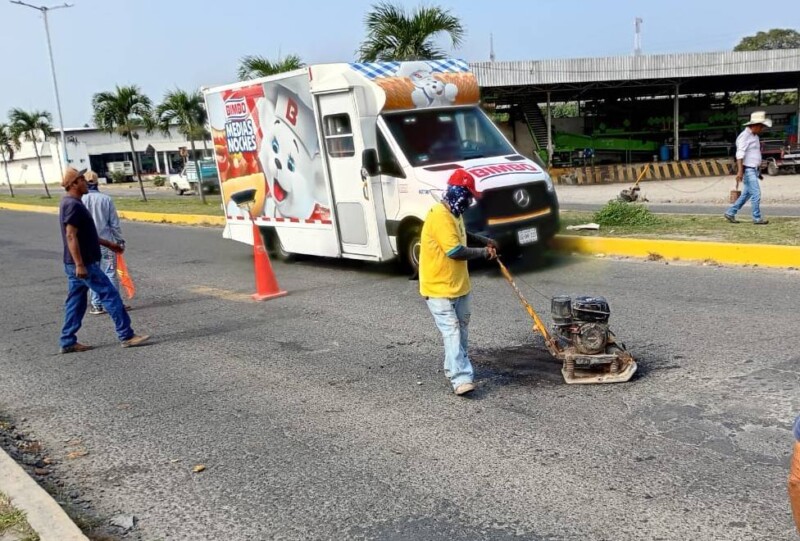 Ayuntamiento realiza bacheo en camino del Diamante y zona centro