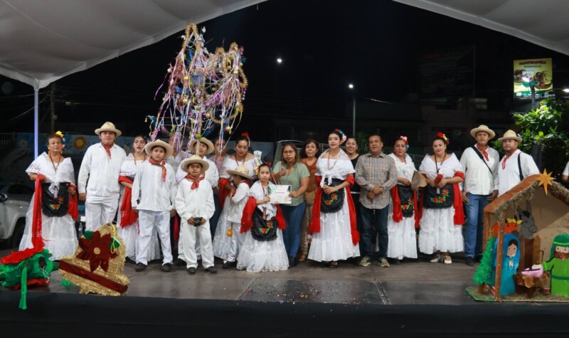 Ayuntamiento celebra concurso de piñatas y ramas navideñas