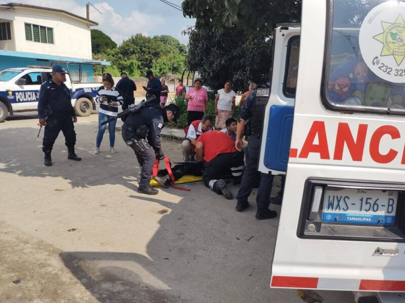 Motociclista pierde el control y termina derrapando