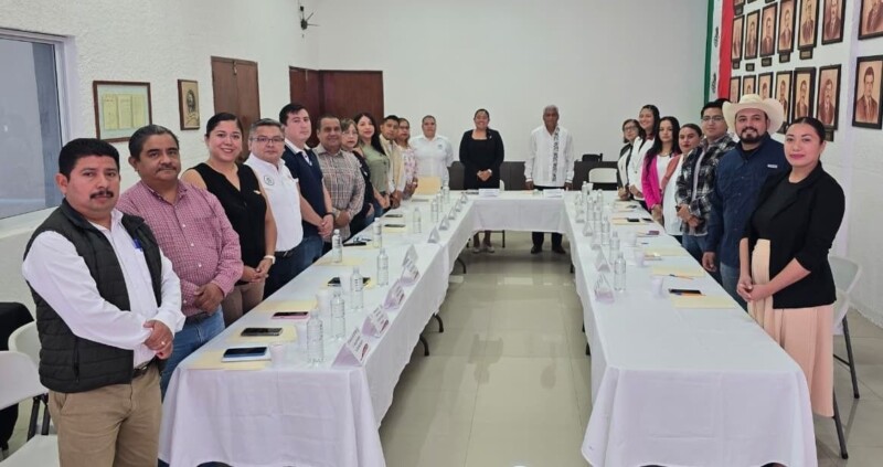 Química Alfa Citlalli realiza reunión de entrega-recepción con alcalde electo Modesto Velázquez