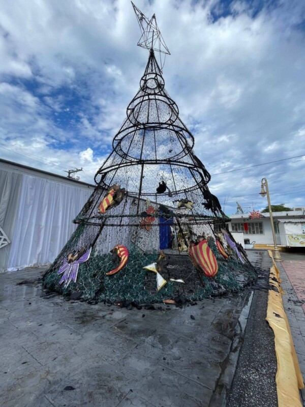 Se quemó el árbol de Navidad en Nautla