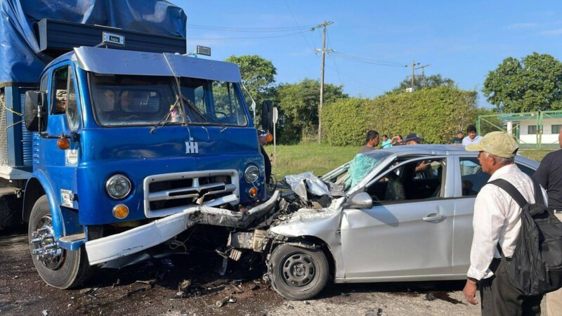 Choca contra camión de carga