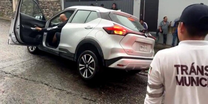 Socavón Pone en Riesgo a Automovilista en Martínez de la Torre