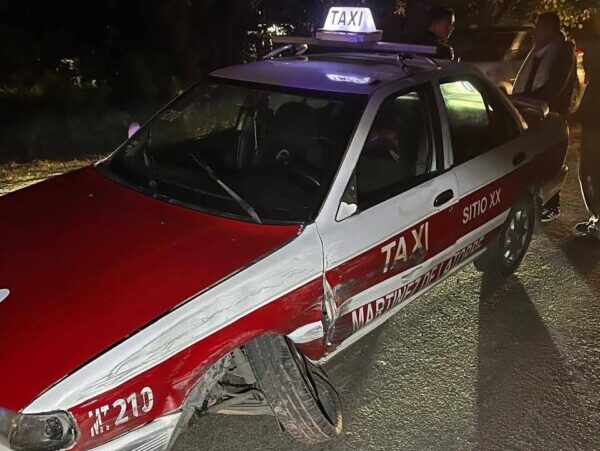 Choca taxi contra camioneta