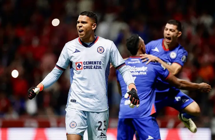 Kevin Mier recuperado y listo para volver a jugar con Cruz Azul