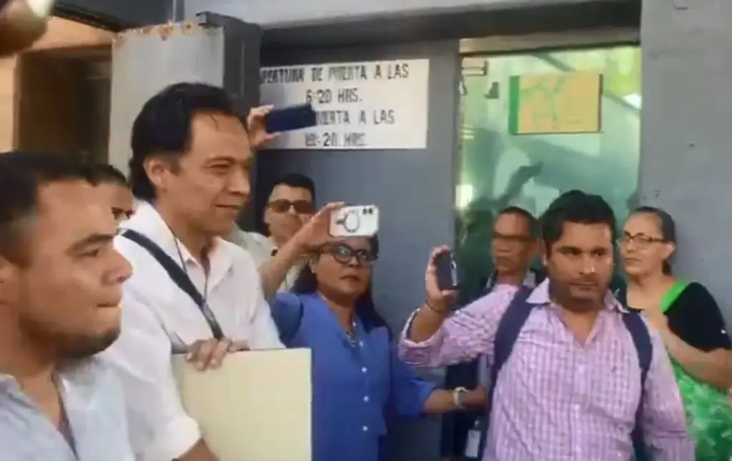 Destituyen oficialmente a Marx Arriaga, llevaba 4 días atrincherado en su oficina