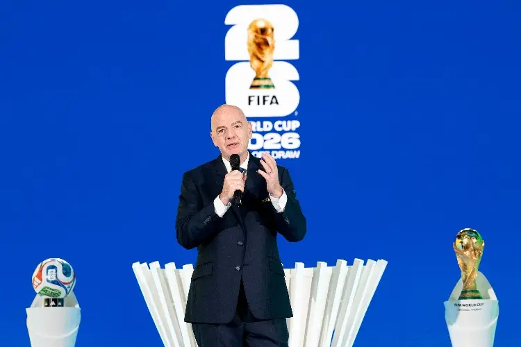 Presidente de la FIFA descarta que se le vaya a retirar sede mundialista a México