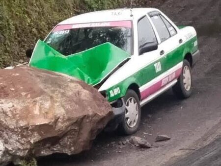 Taxi colisiona contra roca de gran tamaño en la Misantla-Xalapa