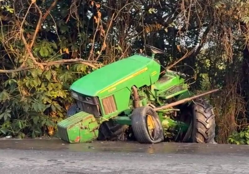 Camioneta, se impacta contra tractor