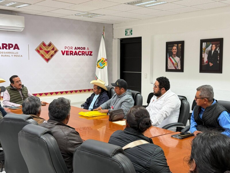 Entrega de proyectos ejecutivos de caminos saca cosechas en comunidades rurales
