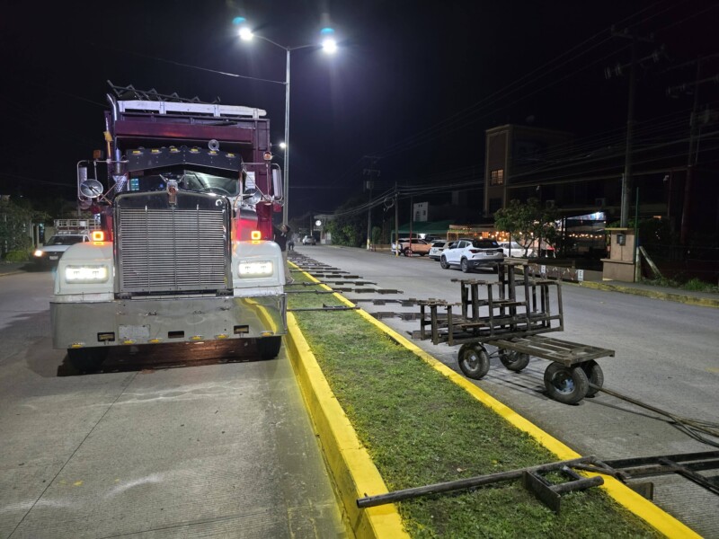 Inician trabajos de instalación de gradas en bulevar Luis Donaldo Colosio por Carnaval