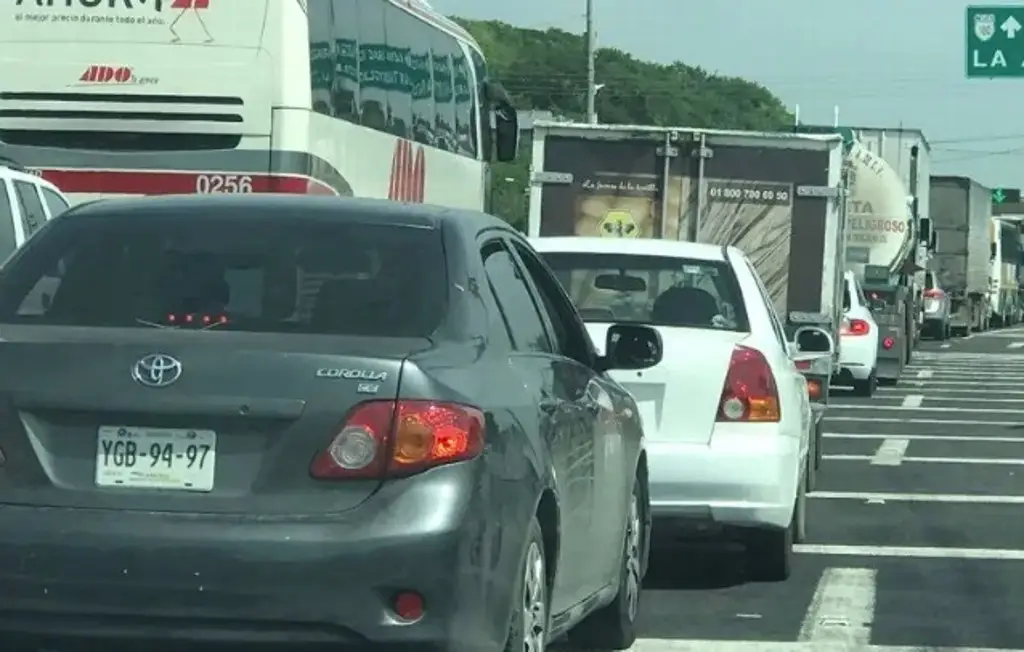 Transportistas levantan plumas en la caseta de La Venta, México-Toluca