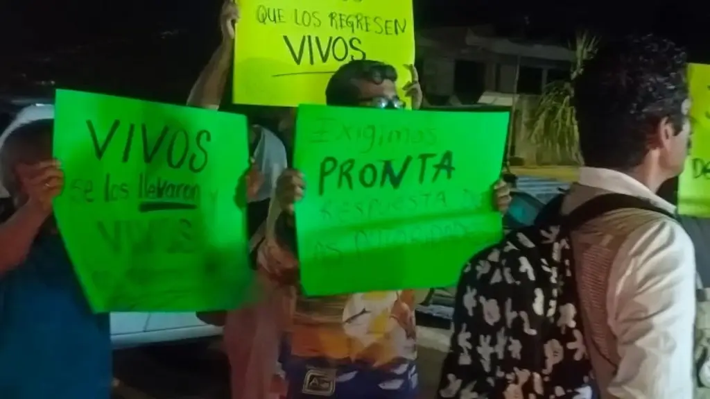 Conductores de taxi bloquean carretera federal Cardel – Poza Rica en Casitas