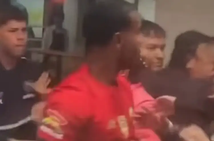 Pelea entre jugadores del América y Toluca en los pasillos del Estadio Azteca