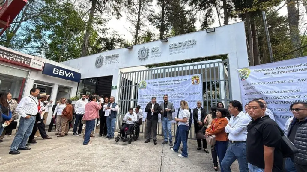 Estallan protestas de personal de la Secretaría de Salud en Veracruz