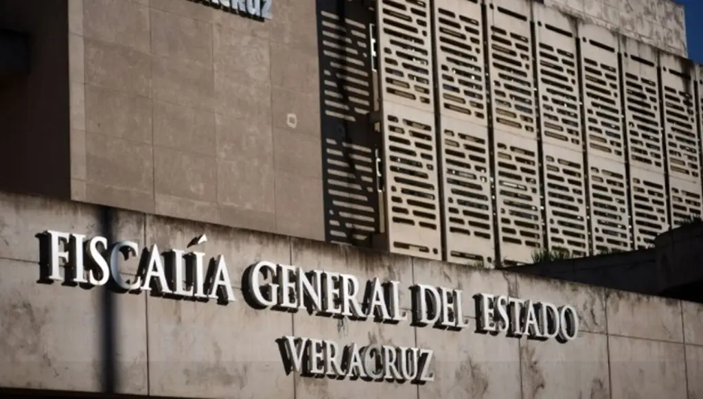 Fiscalía se deslinda de lonas en las que pedían recompensa por exfuncionario de Veracruz