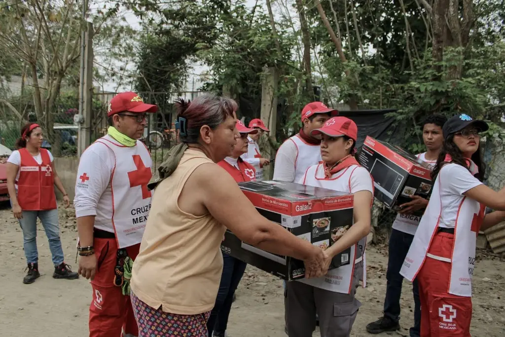 Cruz Roja entrega más enseres a damificados por inundaciones en Poza Rica