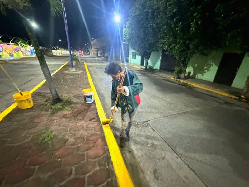 Realizan trabajos de balizamiento para fortalecer la seguridad vial
