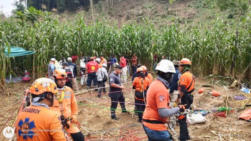 Rescatan cuerpo de joven que cayó a una fosa