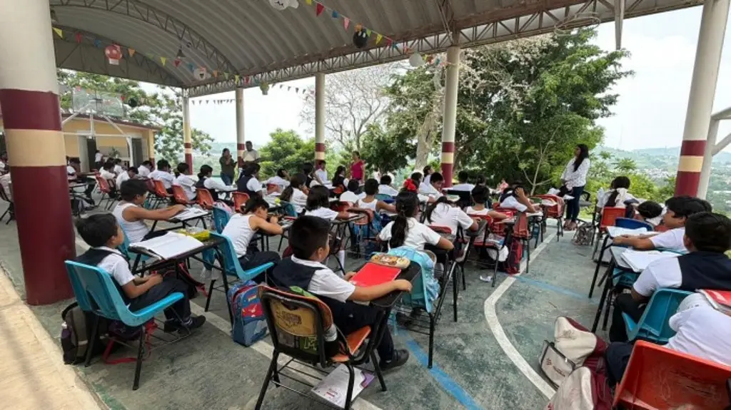 Reducen horario en escuela primaria de Poza Rica, Veracruz