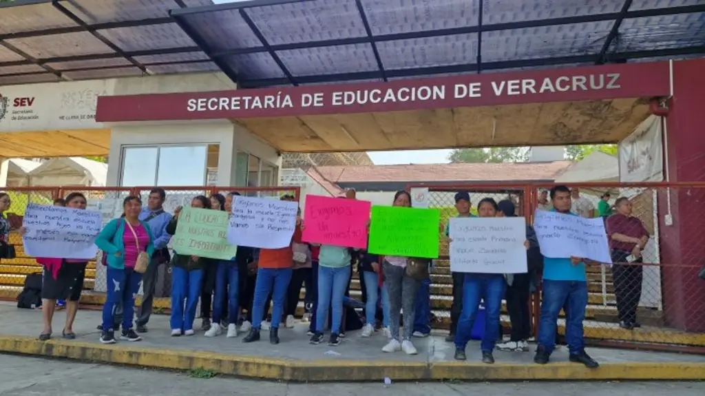 Padres bloquean SEV para exigir maestro en primaria de Altotonga