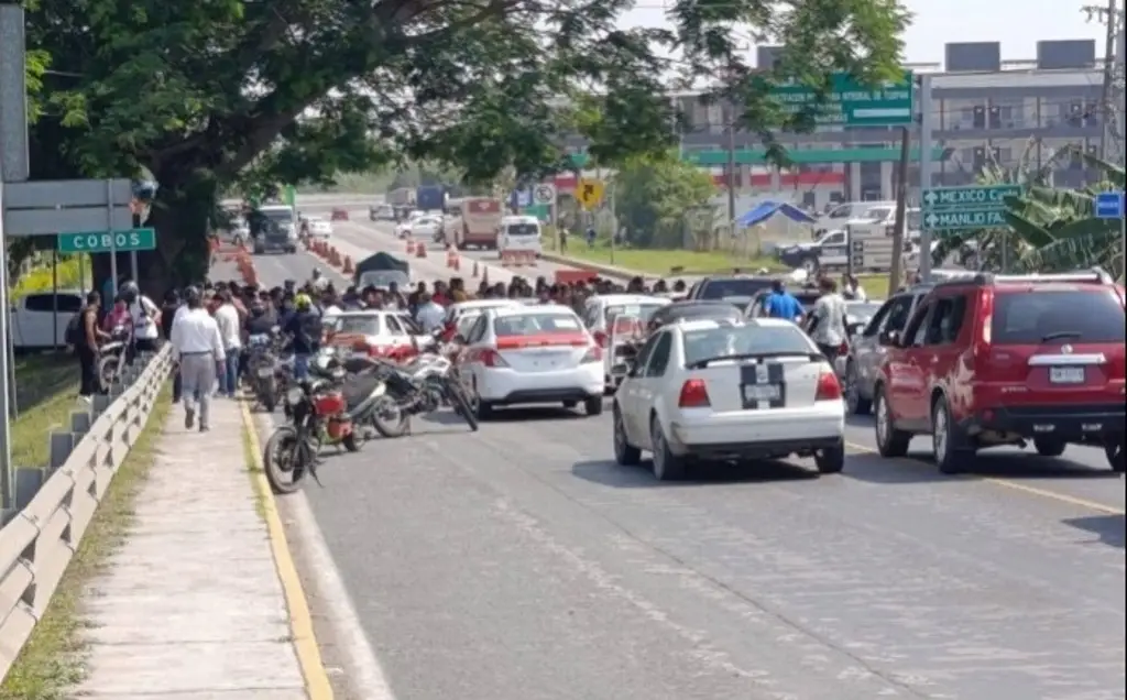 Taxistas bloquean puente Tuxpan; exigen frenar operativos