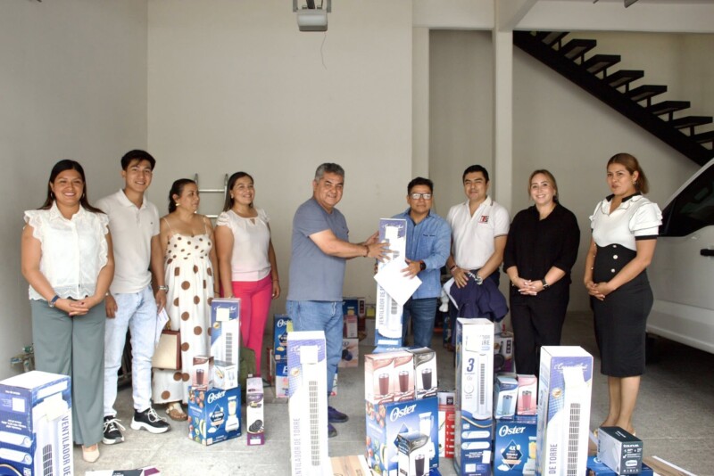 Ayuntamiento de Tlapacoyan entrega obsequios a maestras y maestros por su día