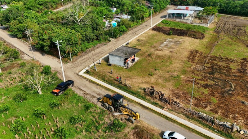 Trabajos de mejoramiento vial en la comunidad de Tierra Blanca