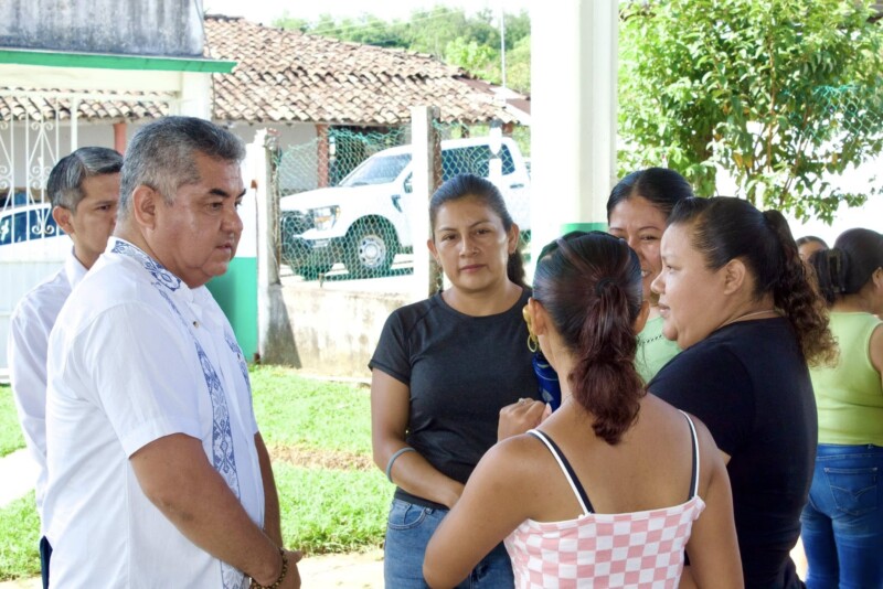 Ayuntamiento de Tlapacoyan encabeza Honores a la Bandera en Platanozapan con estudiantes de tres escuelas