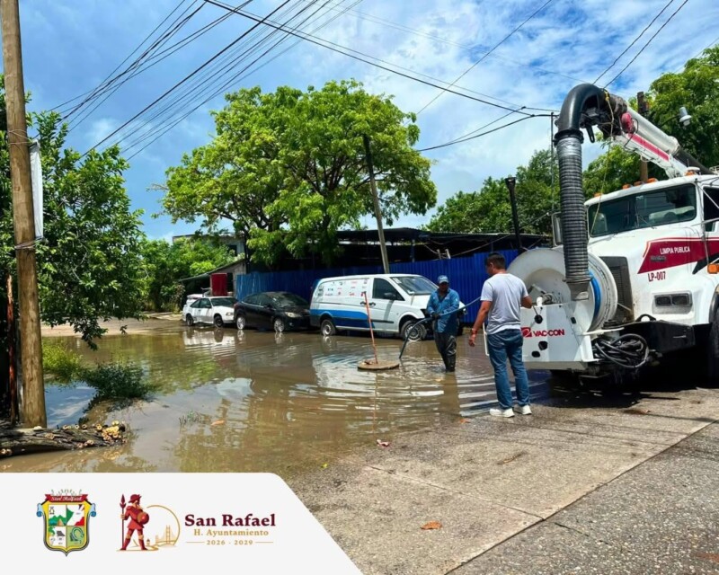 Ayuntamiento de San Rafael atiende desbordamientos tras lluvias con limpieza y despeje de vialidades